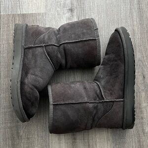 UGG Women’s Classic Short II Gray